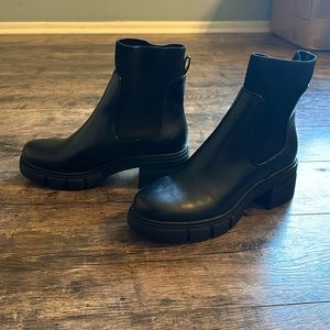 NEW WITHOUT TAGS BOOTS